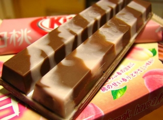 kit-kat-white-peach